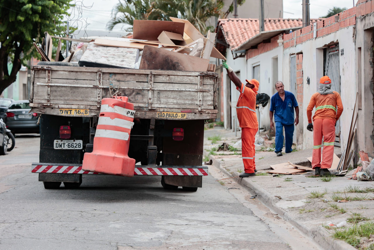 Contra a dengue, bairros da região Oeste terão coleta extra de inservíveis